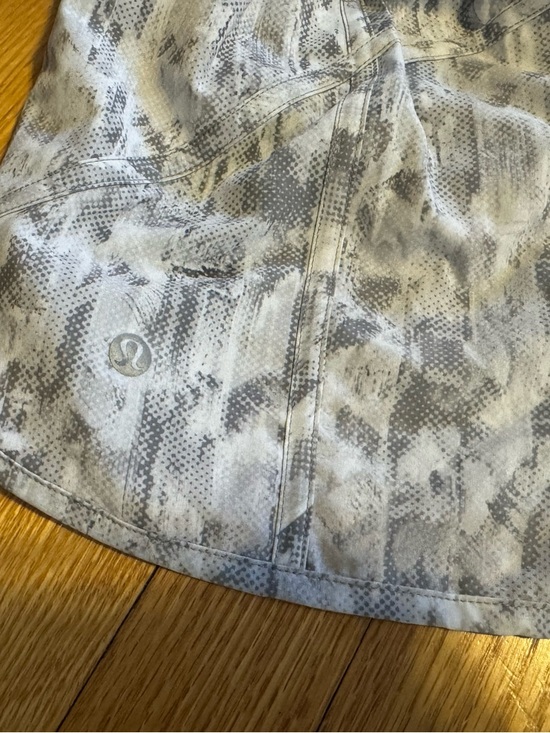 lululemon light gray hotty hot patterned athletic shorts - Picture 3 of 4